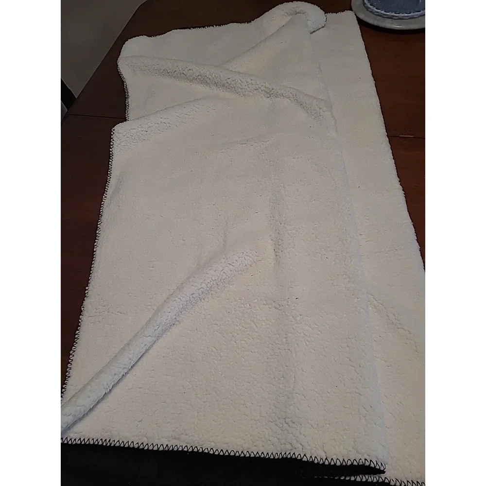 Victoria's Secret Sherpa Fleece Cozy Blanket Black Red and White‎ Color 50